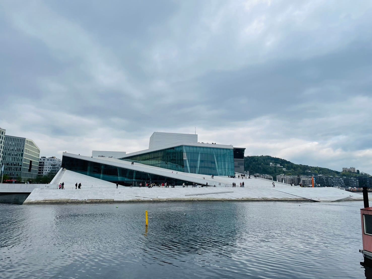 挪威奧斯陸｜行程推薦》一天一夜自由行｜必吃的挪威的鮭魚和駝鹿漢堡- Yuni在歐洲